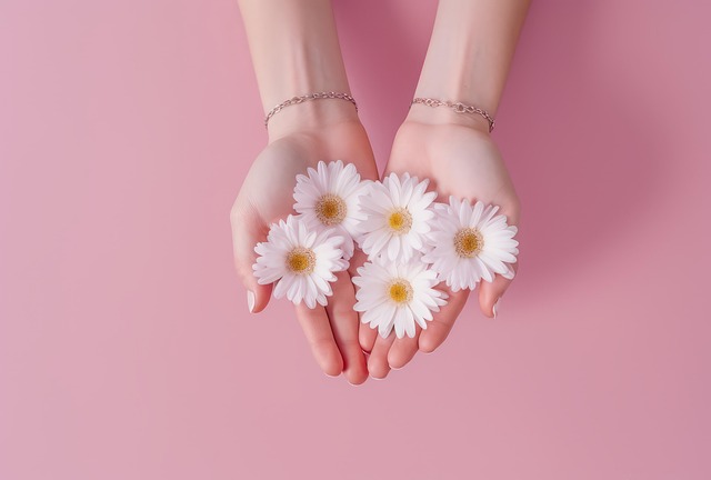Paznokcie jak Lustro Duszy: Od Gryzących Niespodzianek do Manicure Mindfulness
