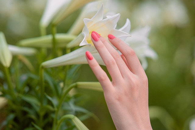Paznokcie jak Lustro Duszy: Od Gryzących Niespodzianek do Manicure Mindfulness